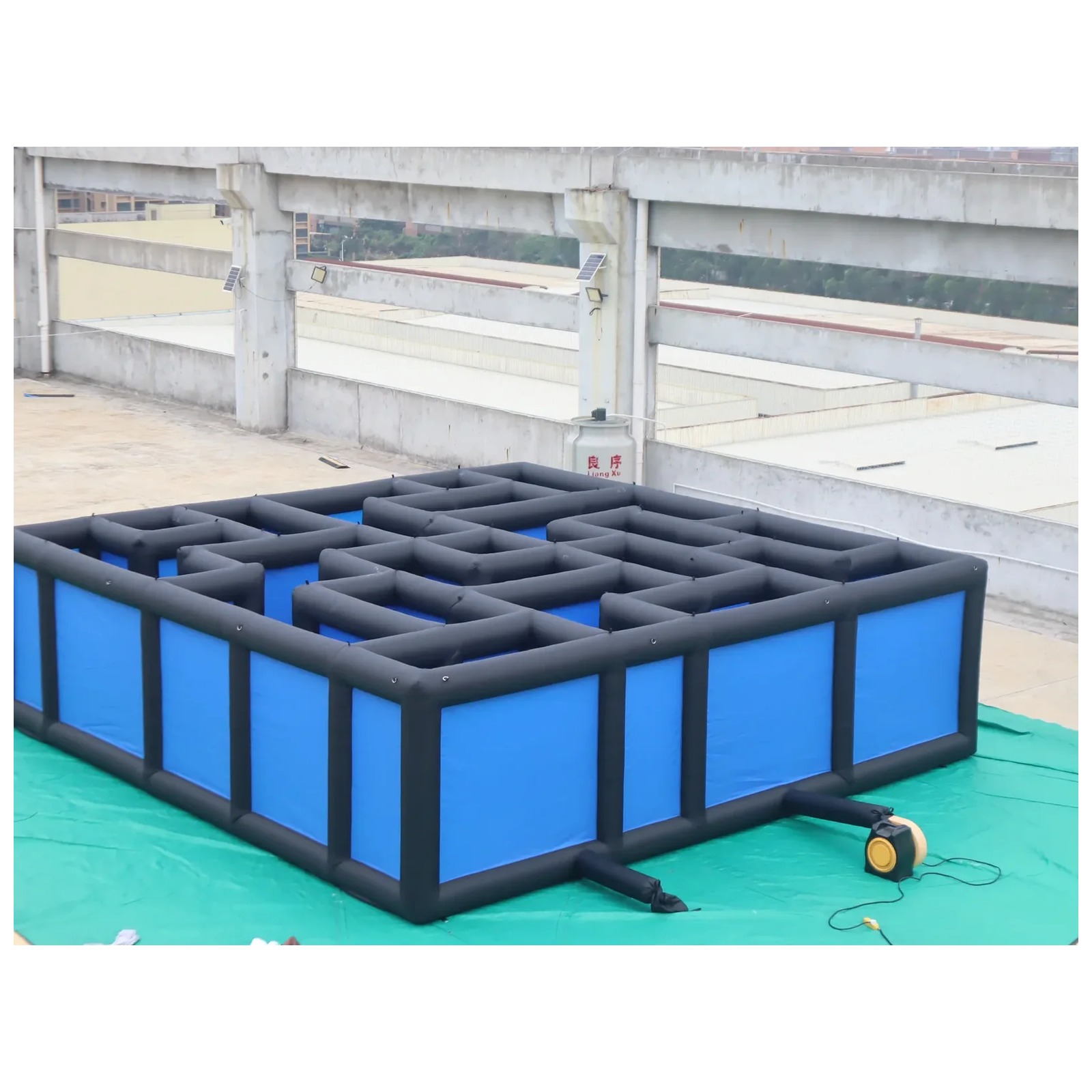 Großes schwarz-blaues offenes  – Kids Outdoor Venues Bewertung und Preis
